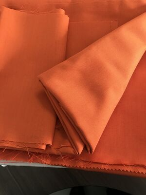 Tessuto para aramidico da 260 g/m² con rivestimento in alluminio ad alta flessibilità, ideale per la produzione di abbigliamento ignifugo e attrezzature di sicurezza